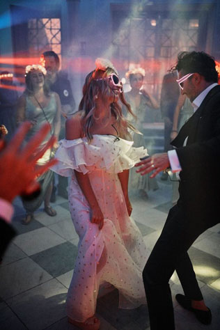 Великий спор: нанять на свадьбу музыкальную группу или диджея? 