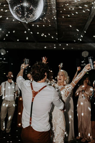 Великий спор: нанять на свадьбу музыкальную группу или диджея? 