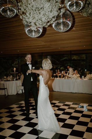 Великий спор: нанять на свадьбу музыкальную группу или диджея? 