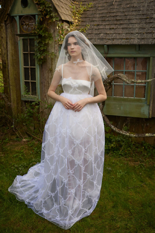 Свадебные платья похожие на ночнушки: коллекция 2024 