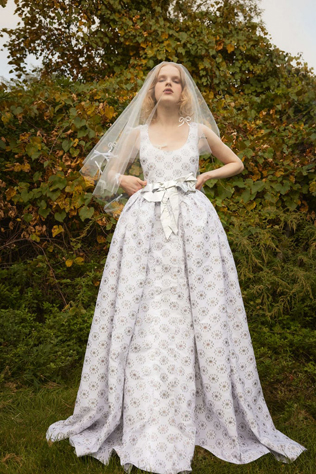 Свадебные платья похожие на ночнушки: коллекция 2024 