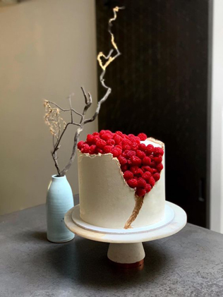 Красный свадебный торт для осенней свадьбы 