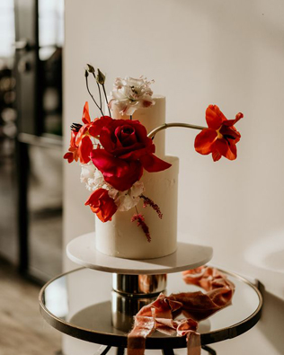 Красный свадебный торт для осенней свадьбы 