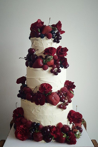 Красный свадебный торт для осенней свадьбы 