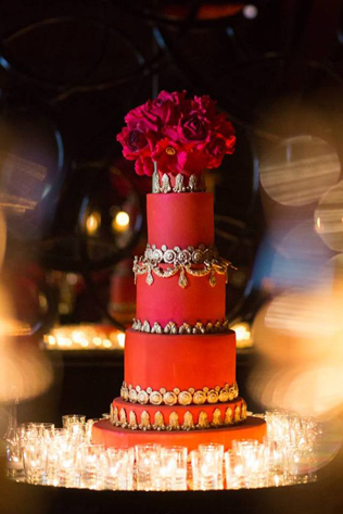 Красный свадебный торт для осенней свадьбы 