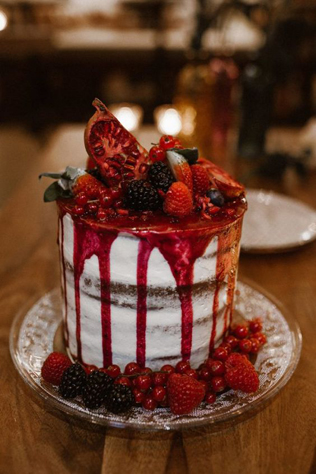 Красный свадебный торт для осенней свадьбы 