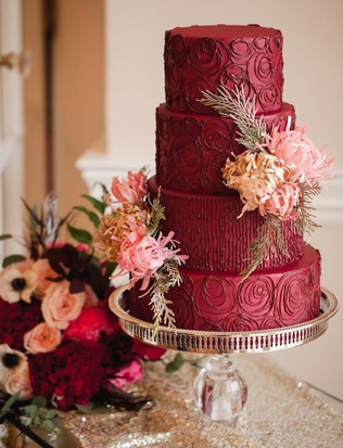 Красный свадебный торт для осенней свадьбы 