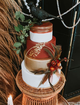 Красный свадебный торт для осенней свадьбы 