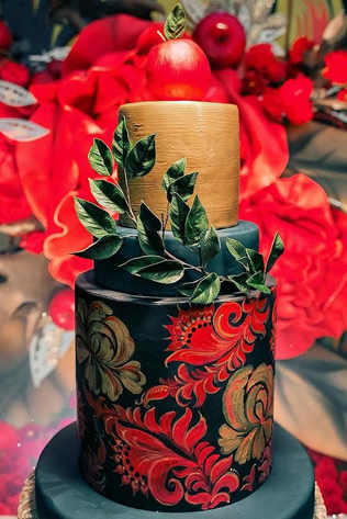 Красный свадебный торт для осенней свадьбы 