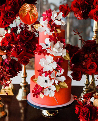 Красный свадебный торт для осенней свадьбы 