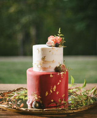Красный свадебный торт для осенней свадьбы 