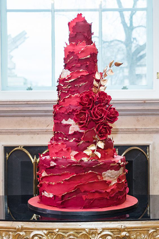 Красный свадебный торт для осенней свадьбы 