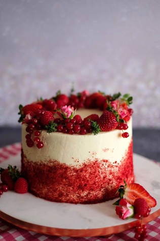 Красный свадебный торт для осенней свадьбы 