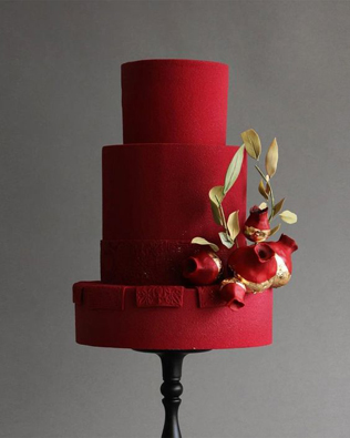 Красный свадебный торт для осенней свадьбы 