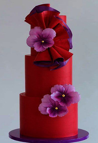 Красный свадебный торт для осенней свадьбы 