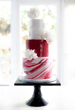 Красный свадебный торт для осенней свадьбы 