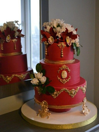 Красный свадебный торт для осенней свадьбы 