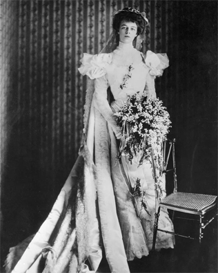 13 самых культовых свадебных платьев первой леди