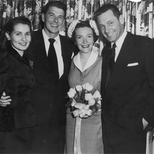 13 самых культовых свадебных платьев первой леди