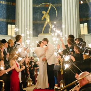 Завершение вечера бенгальскими огнями