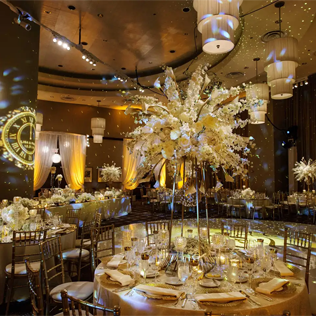 Сверкающий декор зала