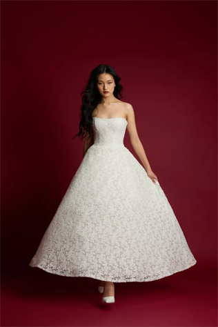 Кружево в тренде: платья для смелых невест 