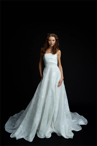 Кружево в тренде: платья для смелых невест 