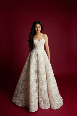 Кружево в тренде: платья для смелых невест 