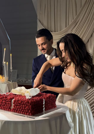 Платье принцессы и трендовый торт: Как прошла свадьба Виктории
Дайнеко