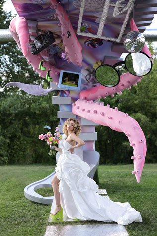 Уникальная свадебная церемония в стиле «кибер-сюрреализм» 