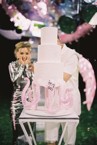 Уникальная свадебная церемония в стиле «кибер-сюрреализм» 