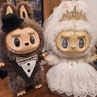 Labubu в свадебном платье - самый модный аксессуар 2025 года  