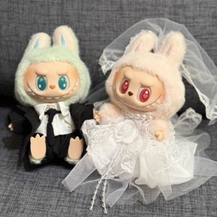 Labubu в свадебном платье - самый модный аксессуар 2025 года  