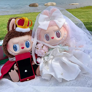 Labubu в свадебном платье - самый модный аксессуар 2025 года  