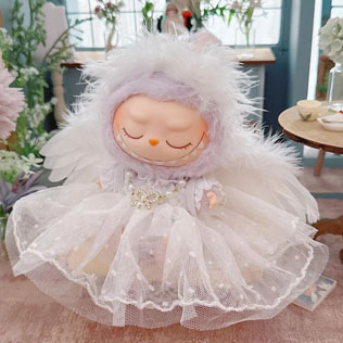 Labubu в свадебном платье - самый модный аксессуар 2025 года  