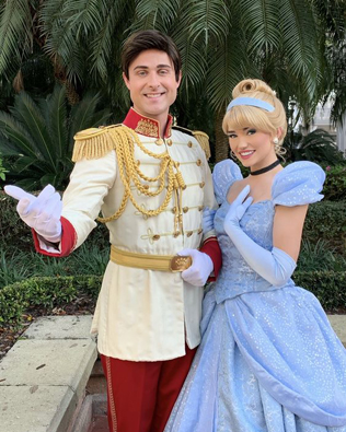 Страшно красиво: 25 идей костюмов на Хеллоуин для пар в 2022 году 