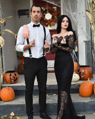 Страшно красиво: 25 идей костюмов на Хеллоуин для пар в 2022 году 