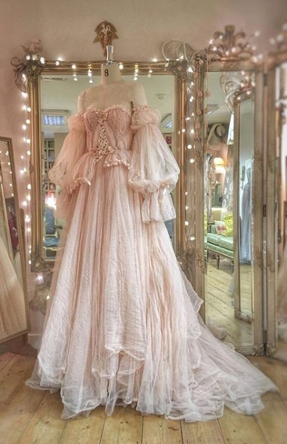 30 свадебных платьев, вдохновленных свадебным образом королевы Шарлотты из «Бриджертонов» 