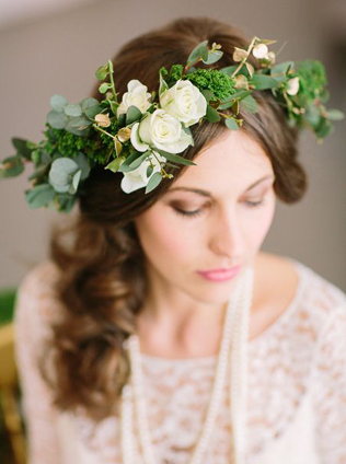Весеннее вдохновение: 36 свадебных причесок с живыми цветами 