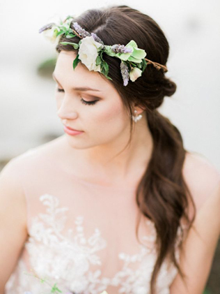 Весеннее вдохновение: 36 свадебных причесок с живыми цветами 