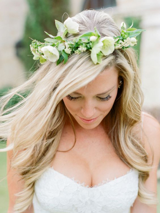 Весеннее вдохновение: 36 свадебных причесок с живыми цветами 