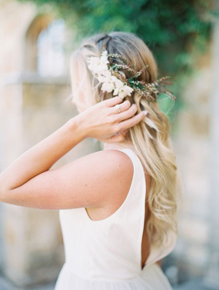 Весеннее вдохновение: 36 свадебных причесок с живыми цветами 
