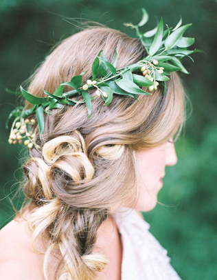 Весеннее вдохновение: 36 свадебных причесок с живыми цветами 