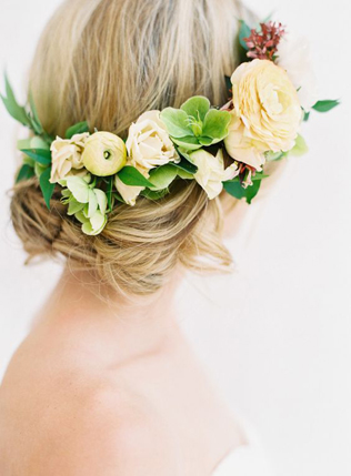 Весеннее вдохновение: 36 свадебных причесок с живыми цветами 