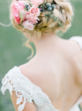 Весеннее вдохновение: 36 свадебных причесок с живыми цветами 