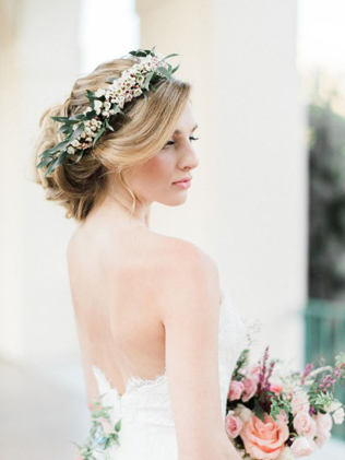 Весеннее вдохновение: 36 свадебных причесок с живыми цветами 