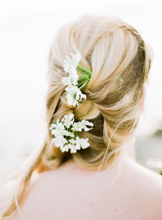 Весеннее вдохновение: 36 свадебных причесок с живыми цветами 