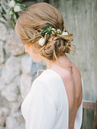 Весеннее вдохновение: 36 свадебных причесок с живыми цветами 
