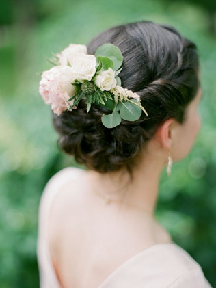 Весеннее вдохновение: 36 свадебных причесок с живыми цветами 