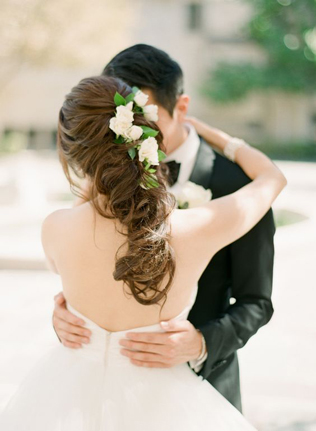 Весеннее вдохновение: 36 свадебных причесок с живыми цветами 